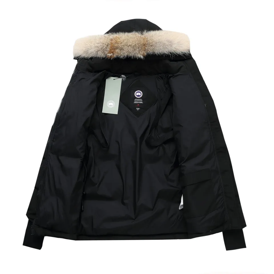 P740 Canada Goose Canada Goose #Expedition04 Parker, a treasure of Canadian origin! Limited supply worldwide! Canada Goose Model 04 is a top-notch couple model. The polar cold-proof outdoor series fur collar detachable hooded parka down jacket is the first Goose in 2024. I hope my partners will like it. Peak quality. I hope everyone can identify it together! The most popular cool items of the Big Goose family in 2024 are online. The same popular product of Yi Yang Qianxi is said to be a joint limited edition Big Goose that cannot be bought in autumn and winter. If you dislike the sameness of the Big Goose in the past, then this model will definitely give you a different experience! This year's most powerful couple's collection for autumn and winter is online, a top-notch luxurious ready-to-wear style, paired with an outdoor warm down jacket with great style and charm! The most standard and classic items of the Daye family in the past two years are equipped with unique reflective stripes for embellishment, which further shows the high-end fashion performance effect. With the embellishment of hardware buckles, it has excellent performance effect. The upper body is clean, simple and elegant, even for urban leisure. It is suitable for various occasions. Designed with large pockets, this model has a large capacity and is equipped with reflective stripes, making it safer at night. It is suitable for various adventure activities. It is made of windproof and waterproof technical materials. The interior is filled with full white duck down, which is absolutely cold-proof and warm. It also has a stand-up collar design and fine fluff at the collar, with meticulous attention to detail! The charm of this model is also more spiritual, and the upper body has more temperament and specifications. It perfectly shows the ultra-high standard of fashionable performance of this model, integrating outdoor and life, and you can even create high-street wear! The most pinnacle limited-edition goose that we have presented so far, both in terms of design and detailed materials, it is completely outstanding. The grand and evergreen version design is matched with cool reflective elements. The overall appearance can be said to be quite high, and it has that kind of powerful outdoor performance! It combines high-end casual attributes with high-street style. It is high-grade, domineering, warm, and beautiful. The visibility of the upper body is quite strong, and the configuration of the owl element is highly brand-recognizable. The overall brand performance and visual effects are fully enhanced, and it also has a sense of high-end fashion and fashionable performance. It is a top-quality product that must be purchased, because this is the most awesome down brand on the earth and one of Canada's three national treasure brands. It is also a very sentimental down luxury brand. In the field of polar cold-proof clothing, Goose has made an irreplaceable contribution.